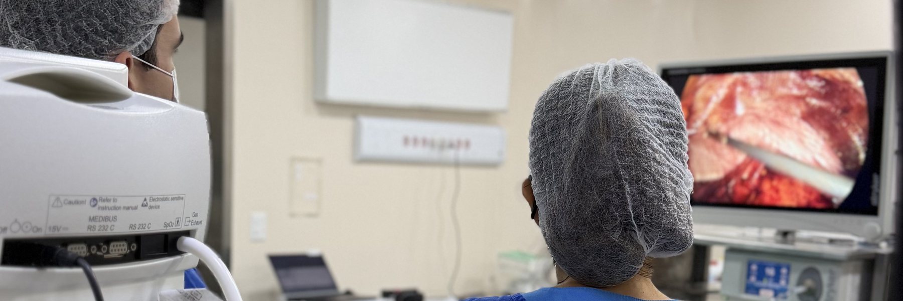 Equipe da Cirurgia Já acompanhando a cirurgia por vídeo no monitor do centro cirúrgico